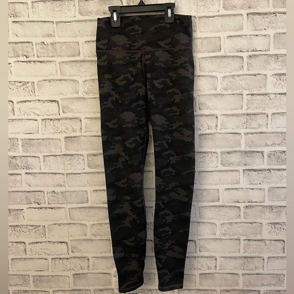 Women’s Fabletics mid rise camouflage print leggings Size Small - Picture 2 of 4